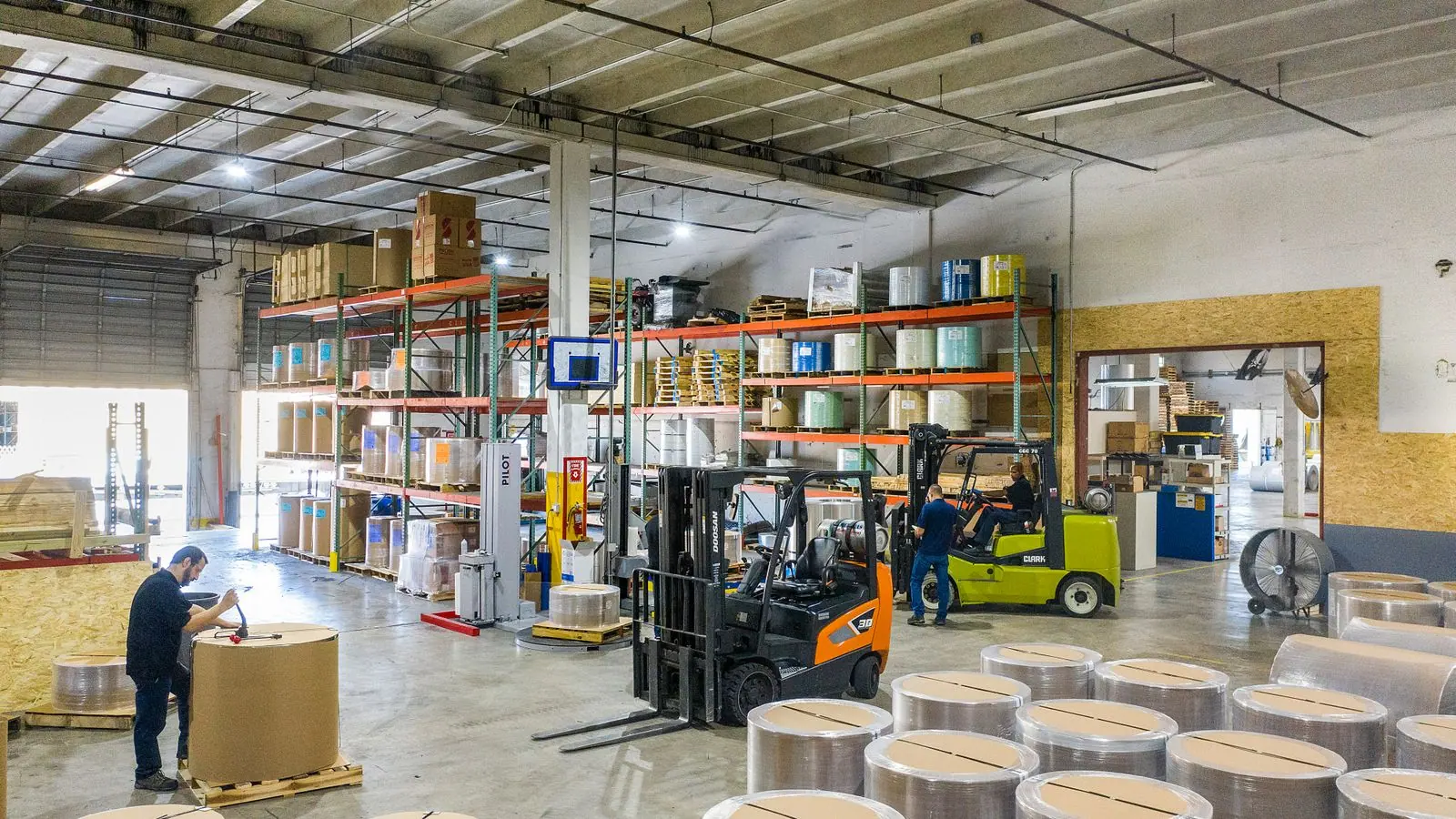 Almacén de distribución con montacargas y pallets