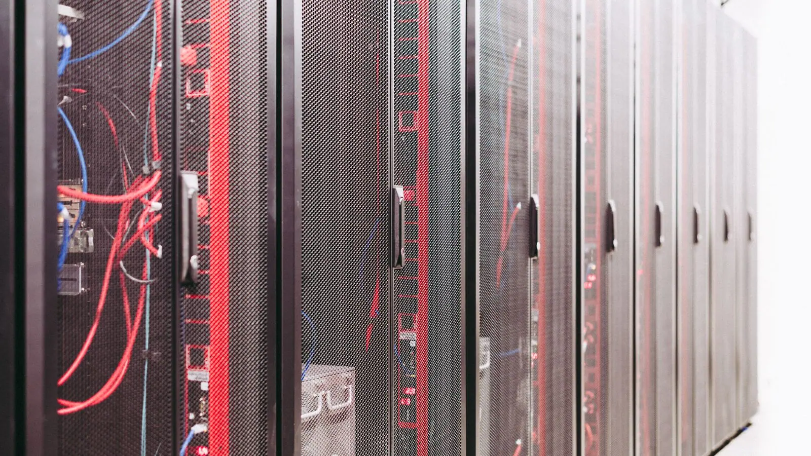 Pasillo de un centro de datos con gabinetes de servidores cerrados
