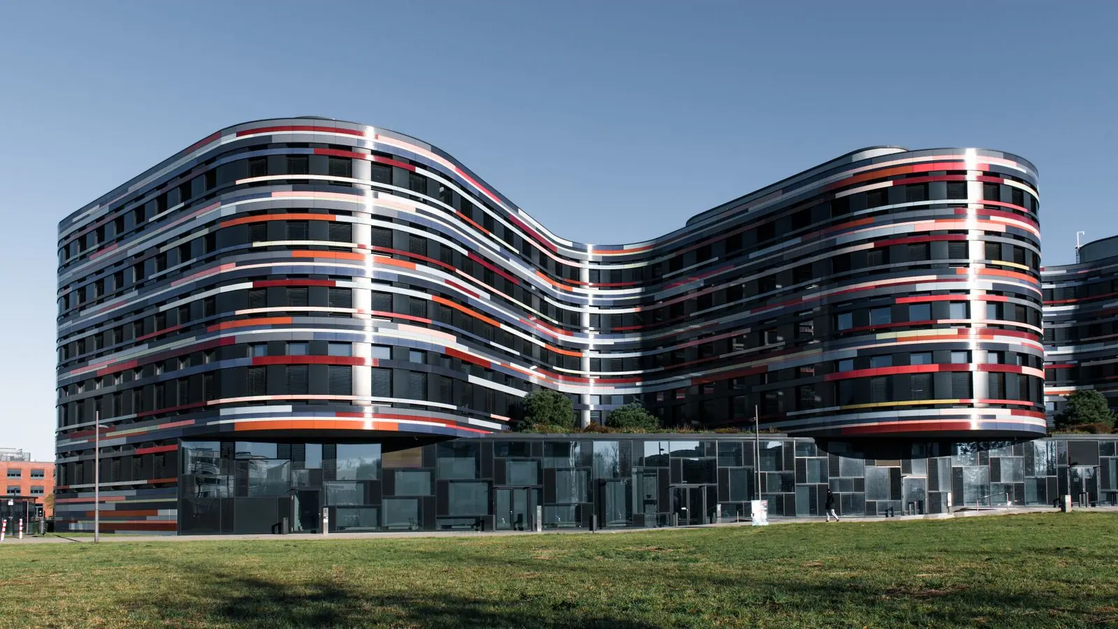 Edificio moderno de administración pública con fachada curva
