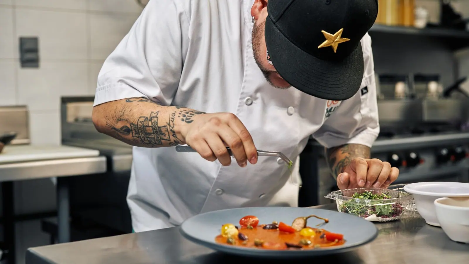 Cocinero emplatando en la cocina de un restaurante