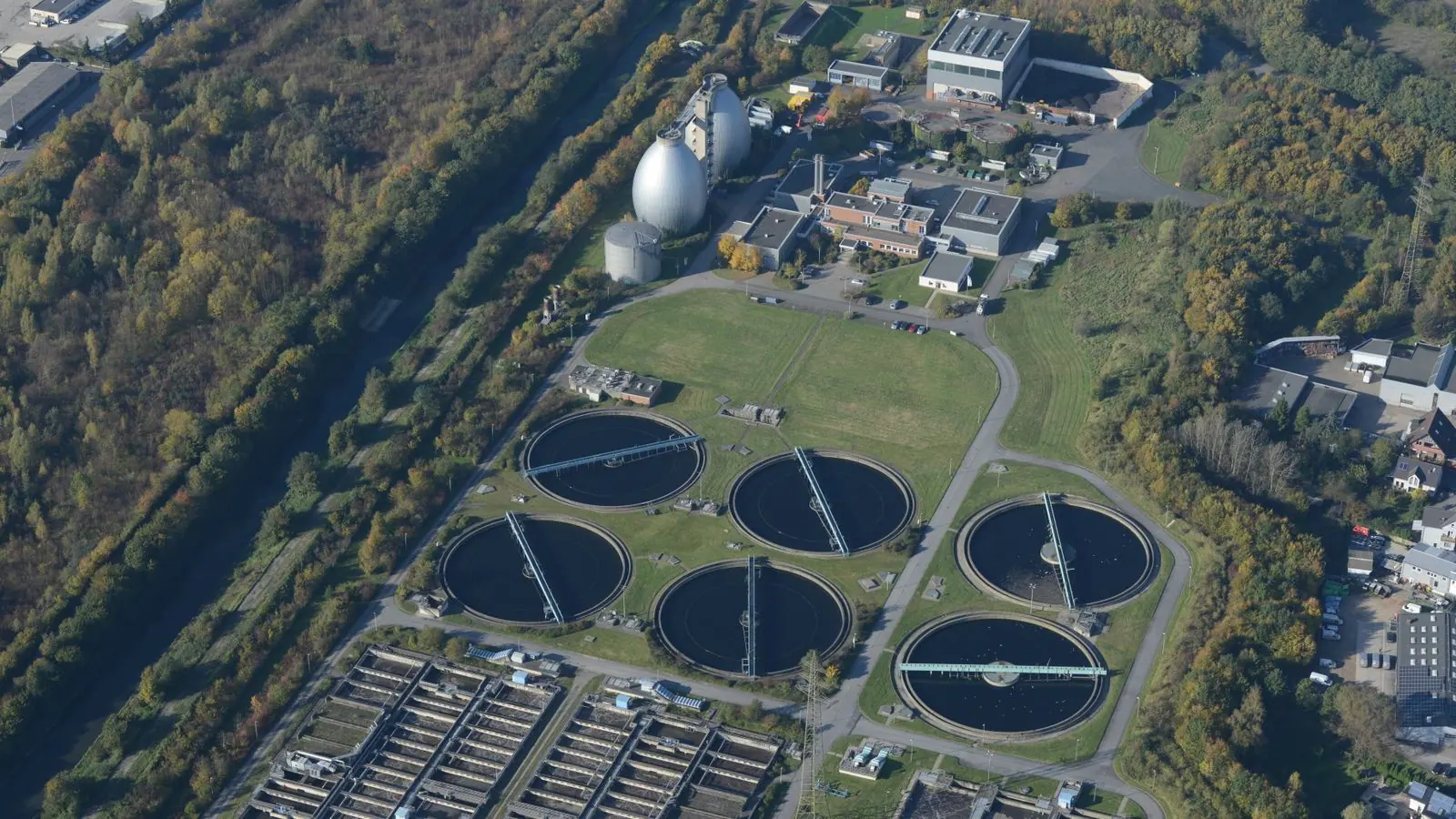 Vista aérea de una planta de tratamiento de agua con decantadores circulares